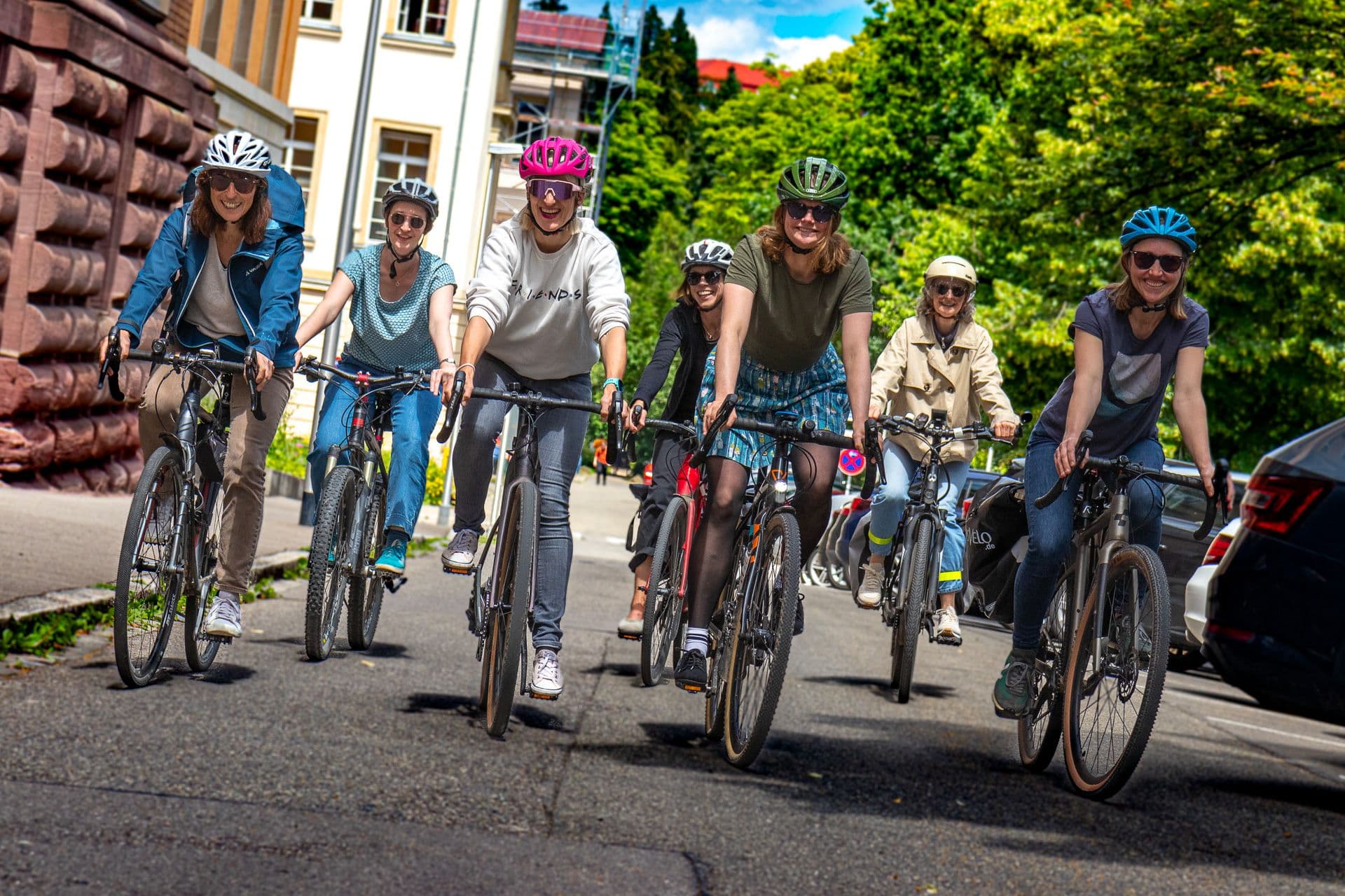 Fahradfahrer*innen mit Fahrradhelm vor dem IWM