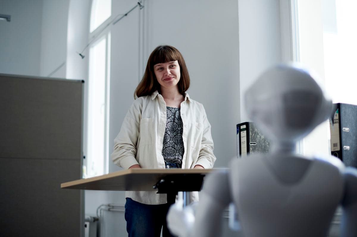 Eine Person interagiert mit Pepper, dem IWM-Roboter