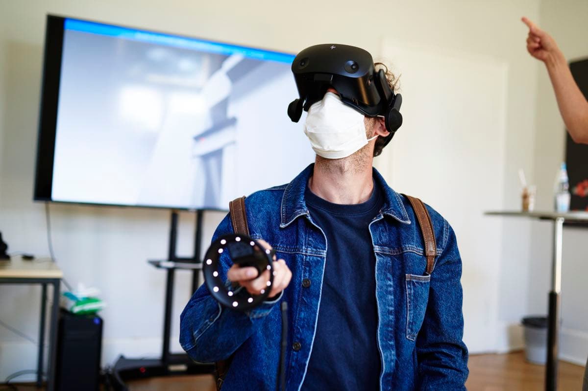 Eine Person beim Erleben einer 3D-Ausstellung mit VR-Brille
