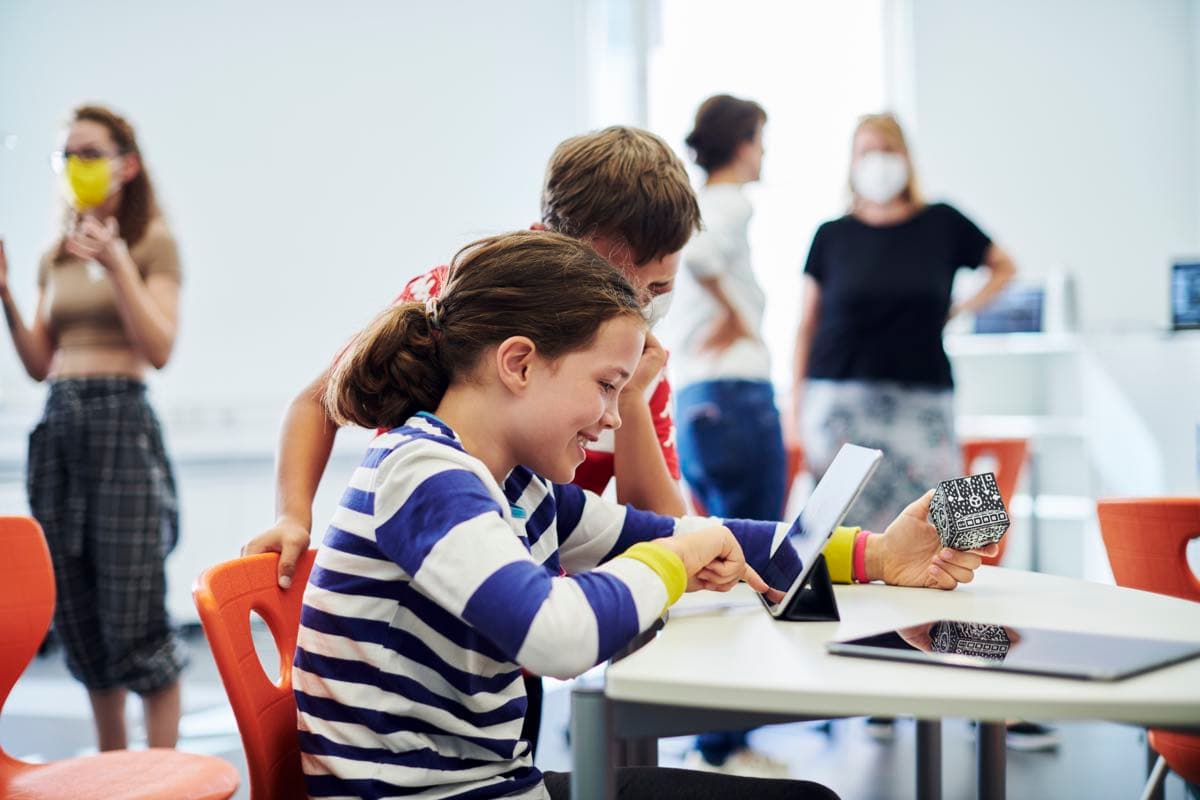 Zwei Schüler*innen bedienen ein Tablet im TüDiLab