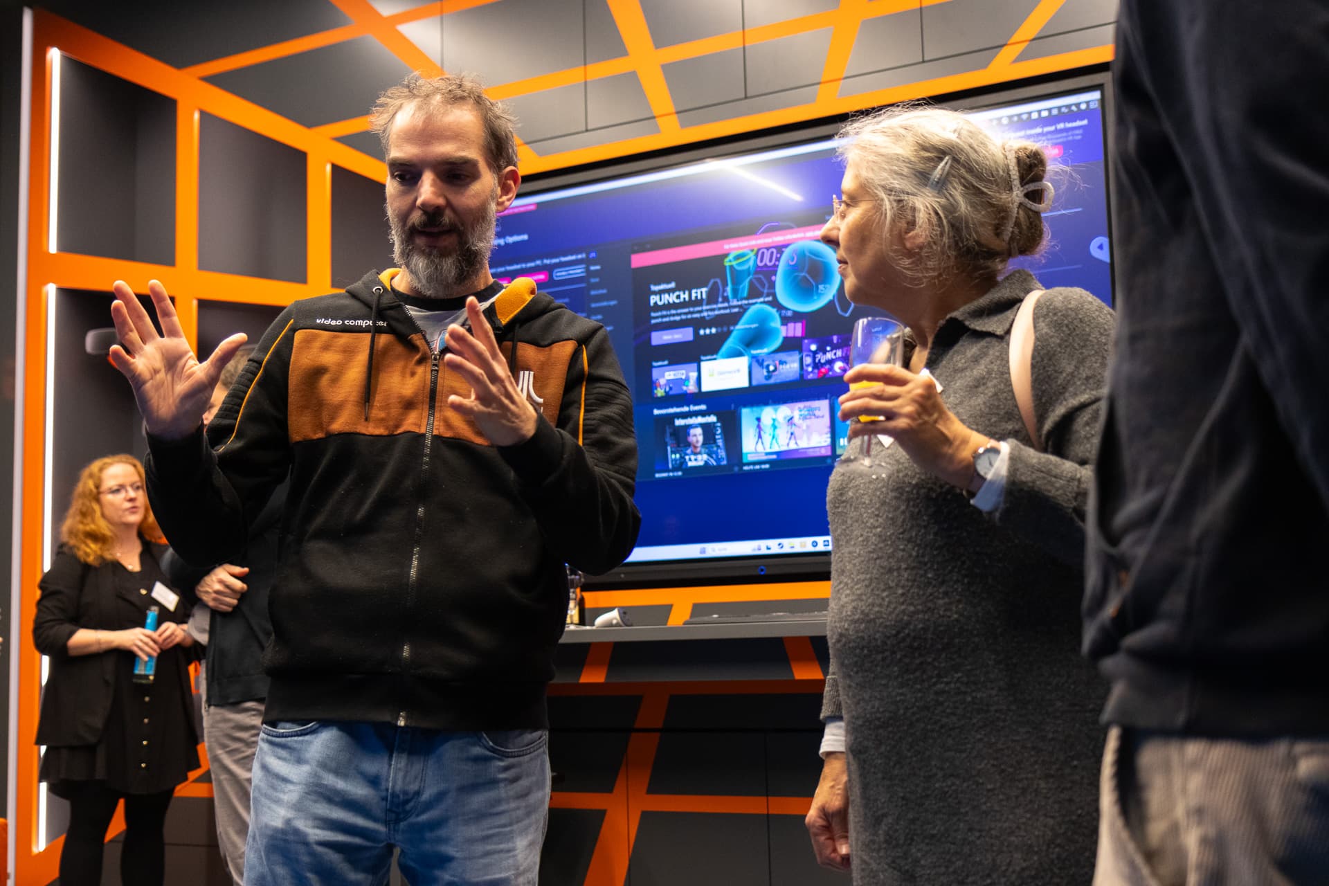Ein IWM-Mitarbeiter und eine IWM-Alumna unterhalten sich im Mixed Reality Lab