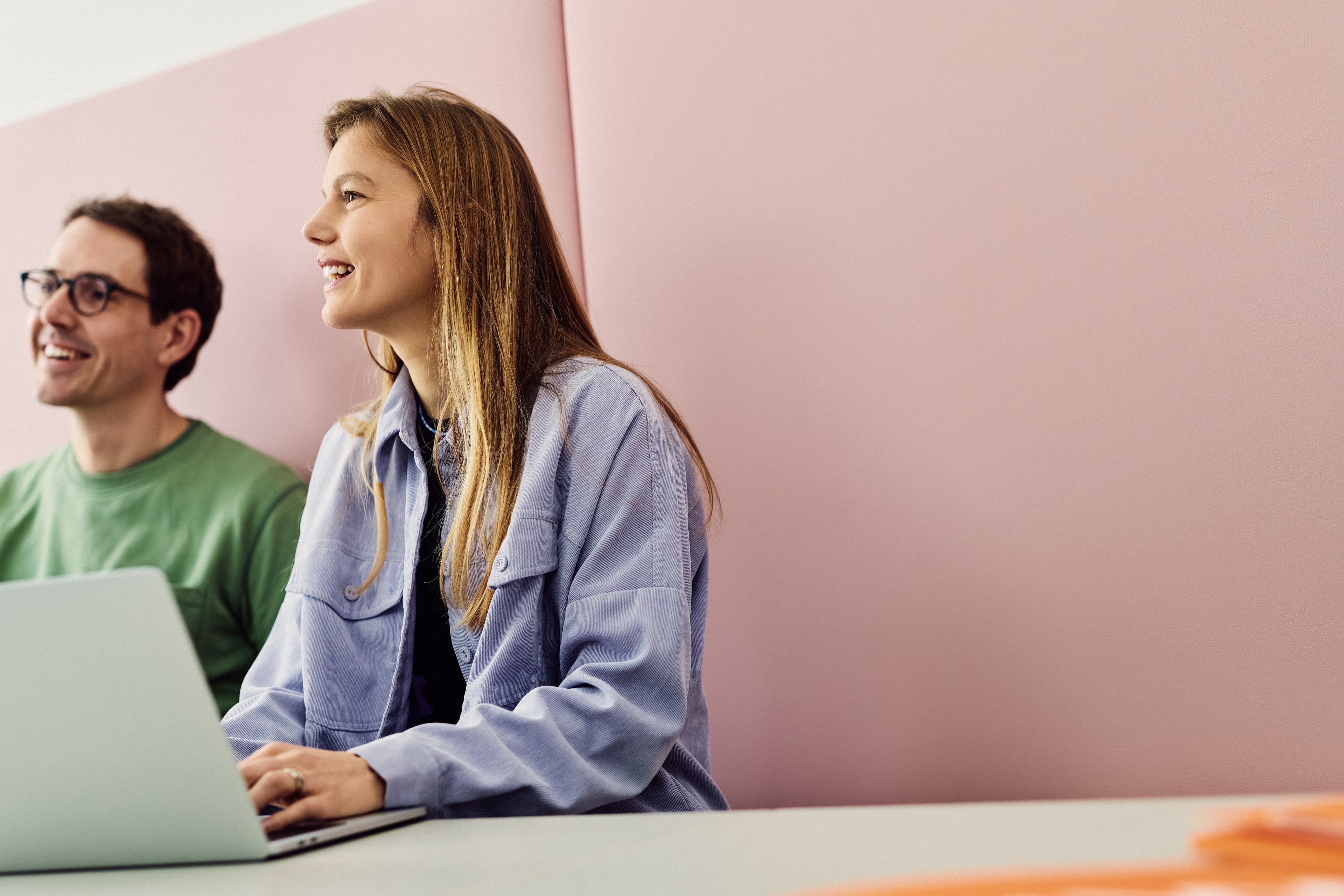 Ein IWM-Mitarbeiter und eine IWM-Mitarbeiterin mit Laptop sitzen im Workcafé