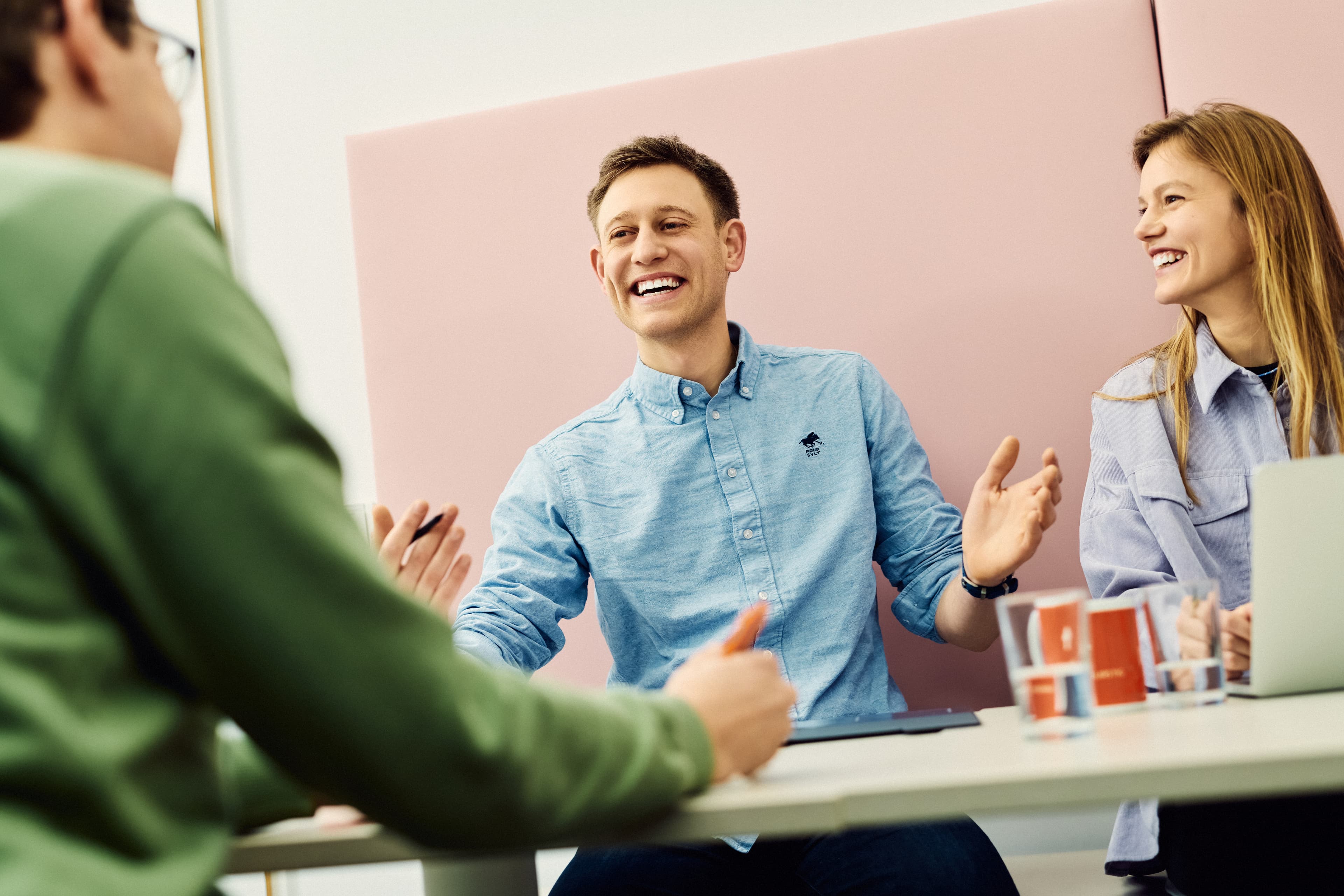 Drei IWM-Mitarbeitende sitzen im Workcafé zusammen und tauschen sich aus