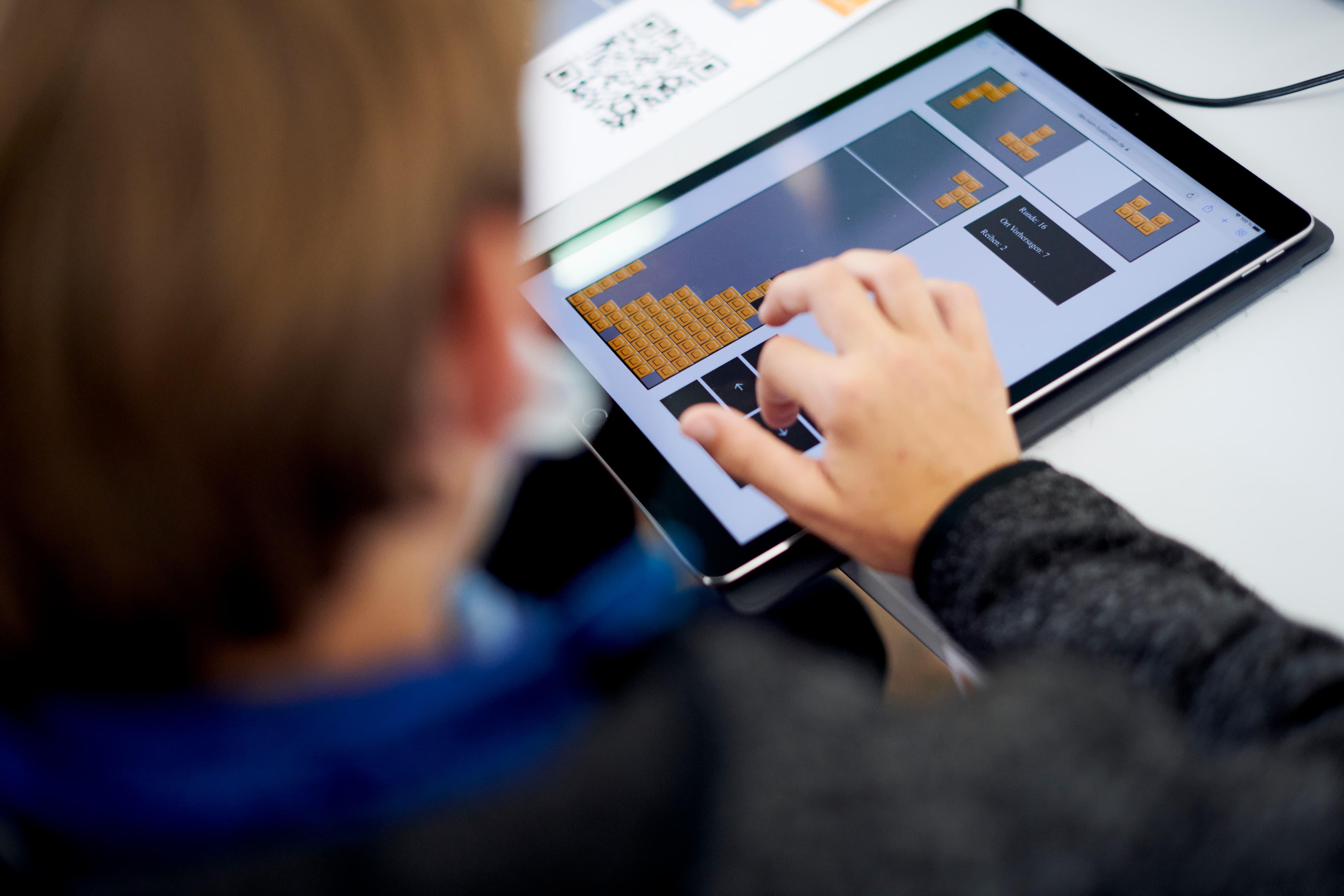 Eine Person bedient ein Tablet im Rahmen des Science Days
