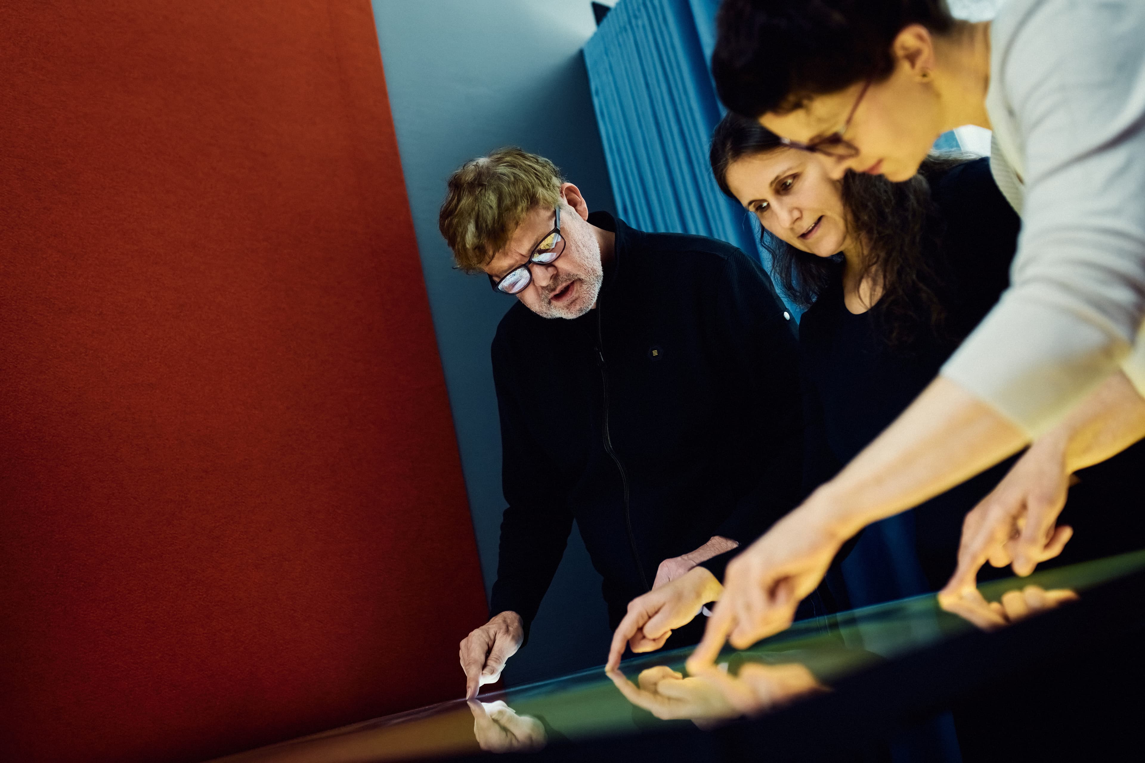 Drei IWM-Wissenschaftler*innen am Multi-Touch-Tisch