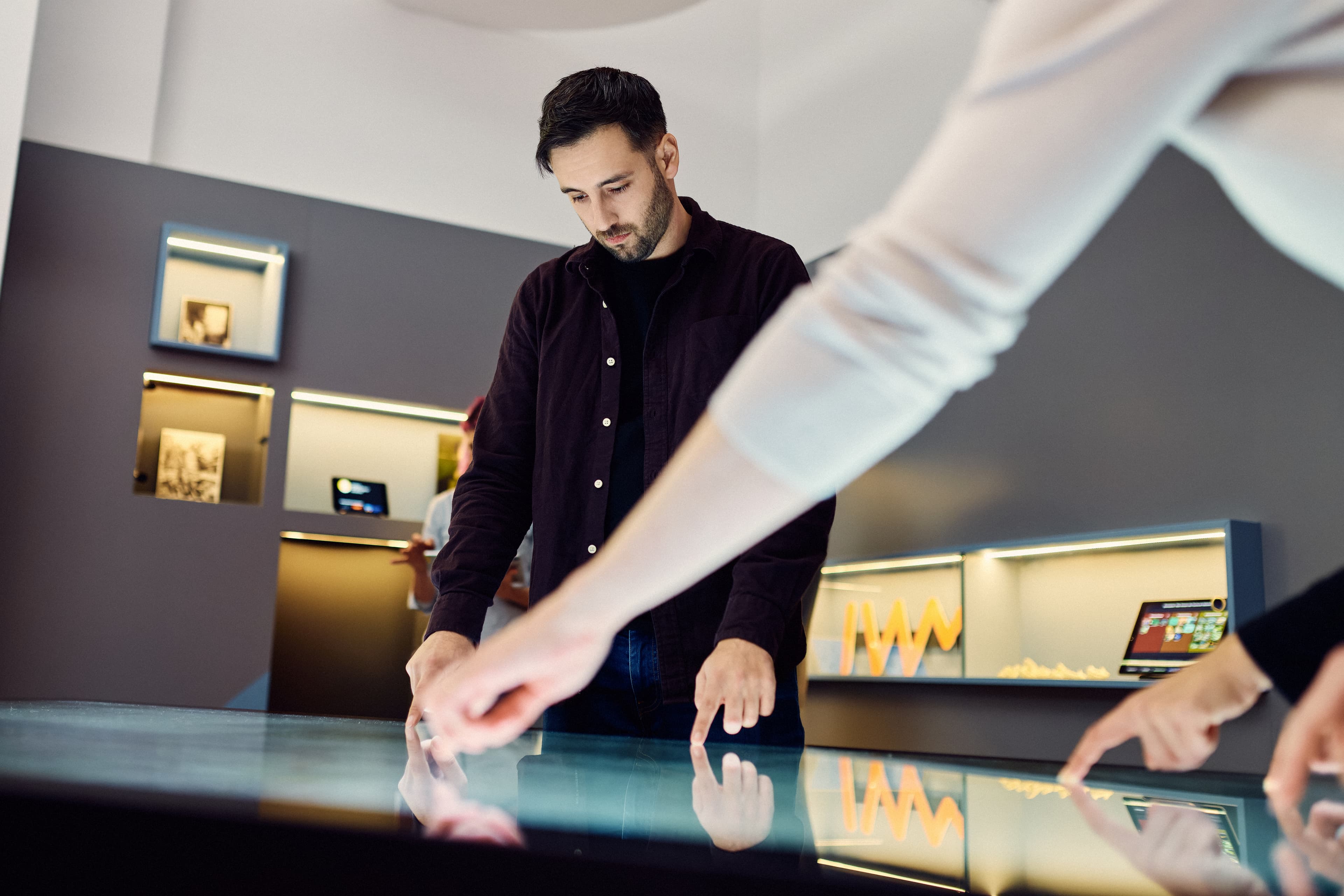 IWM-Wissenschaftler*innen nutzen den Multi-Touch-Tisch