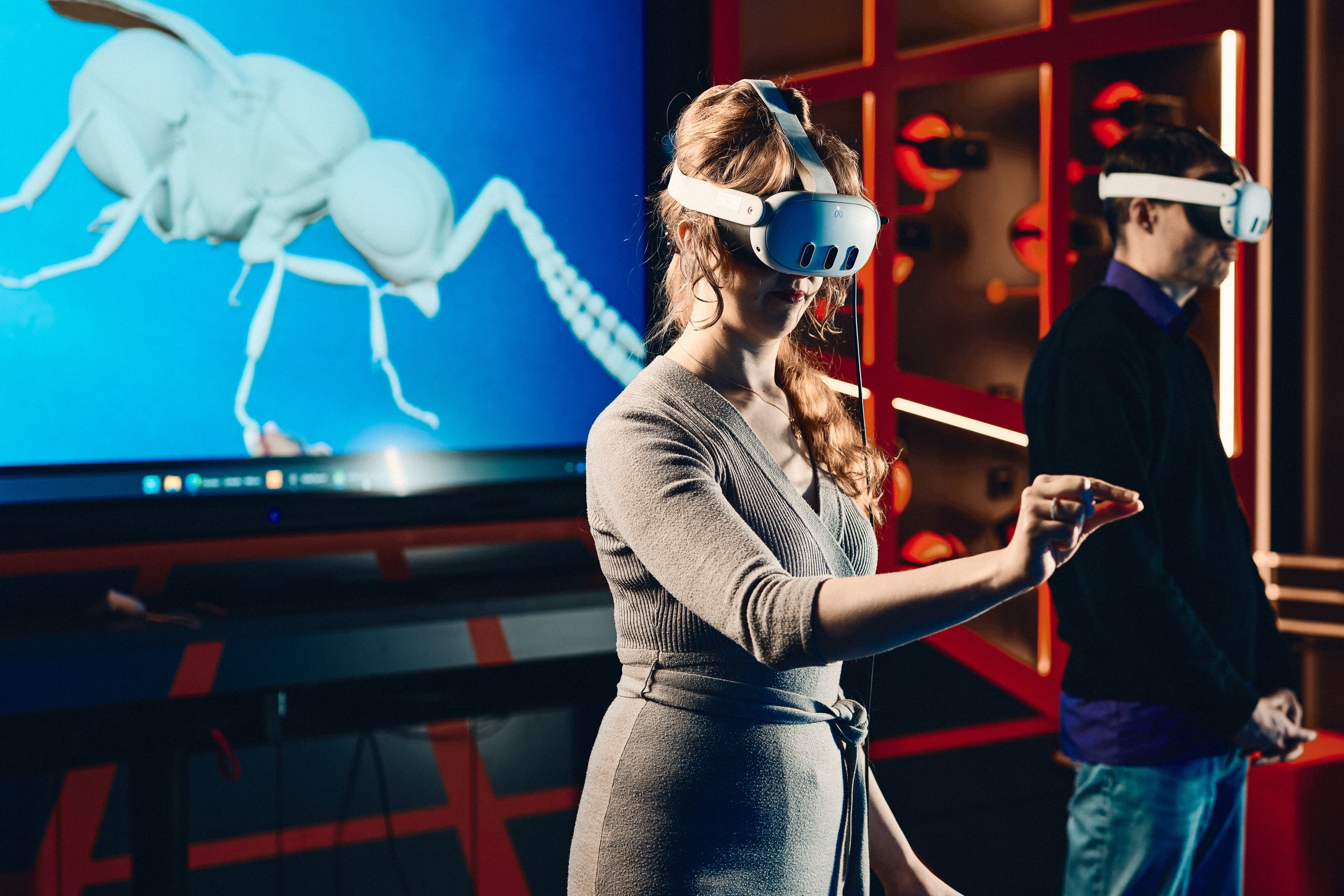 Zwei Personen mit VR-Brillen im Mixed Reality Lab