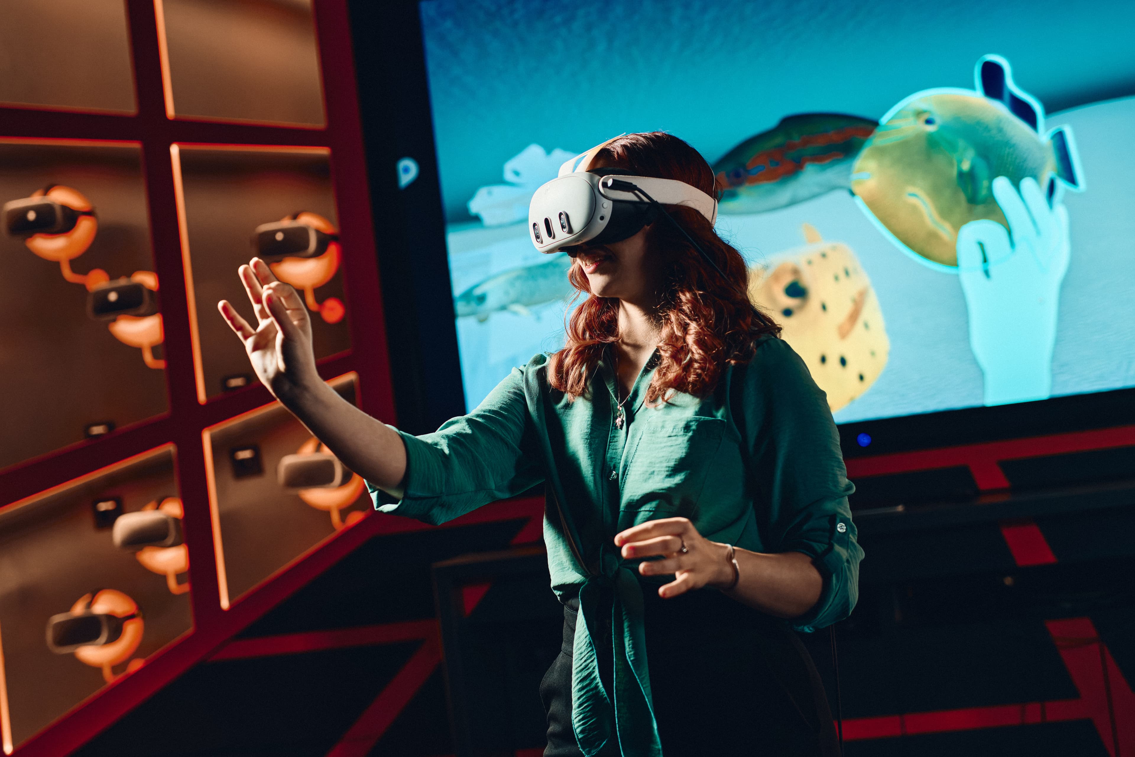 Eine Person mit VR Brille nutzt den Mixed Reality Lab