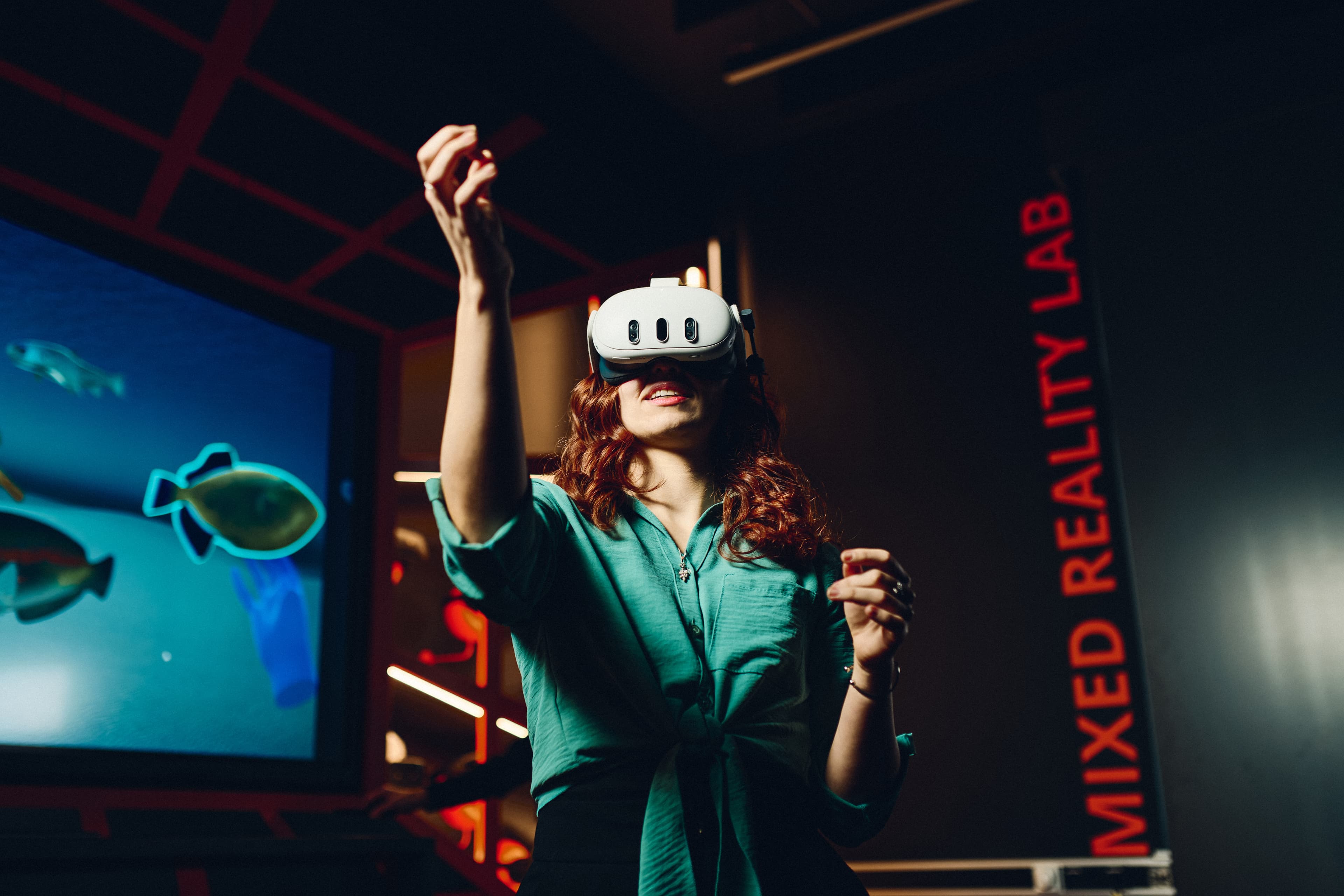 Eine Frau bei der Nutzung des Mixed Reality Labs mit VR-Brille