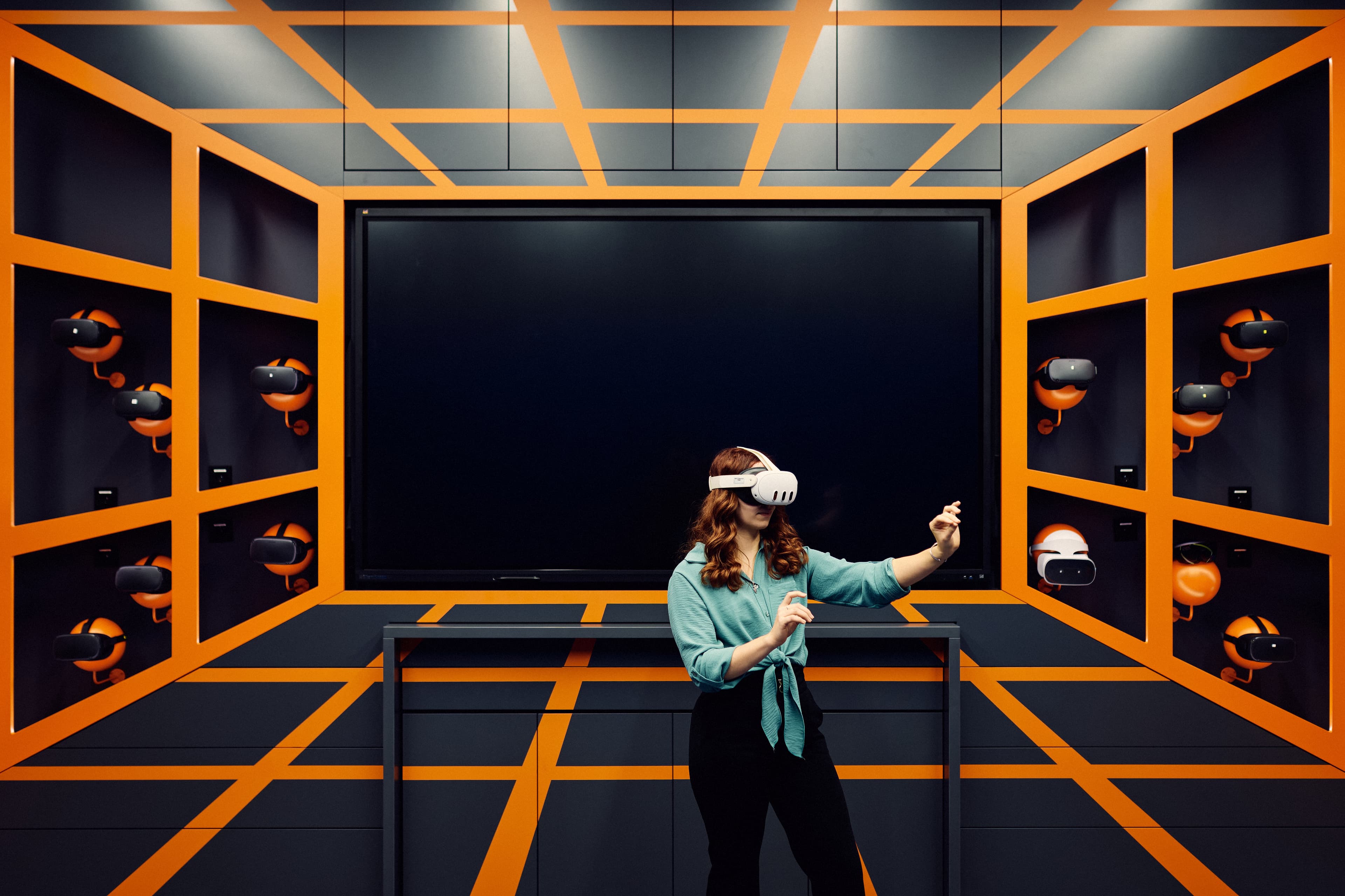 Eine Frau mit VR-Brille im Mixed Reality Lab