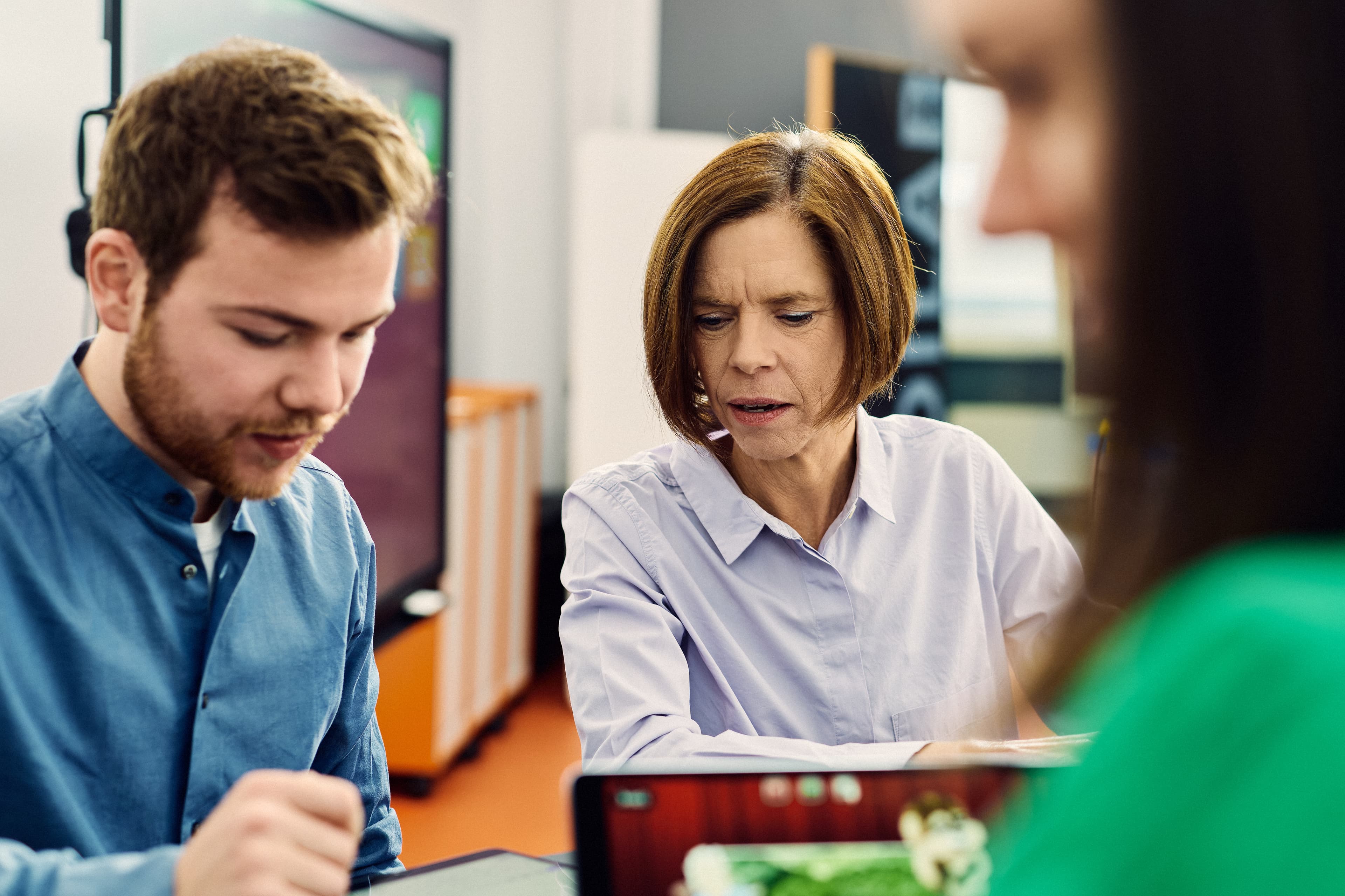 Personen arbeiten mit Tablets im TüDiLab