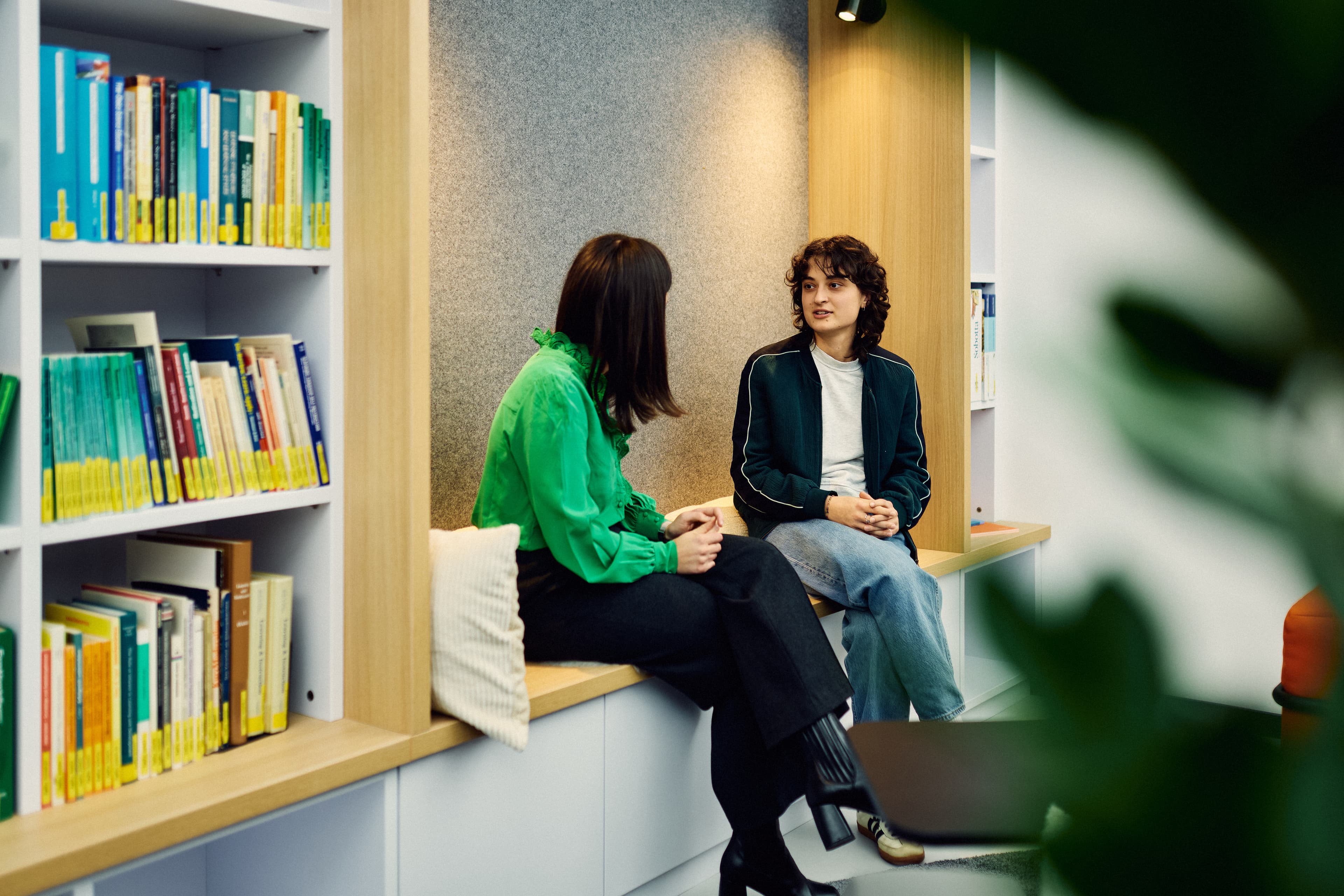 Zwei IWM-Mitarbeiterinnen beim Austausch in der Bibliothek