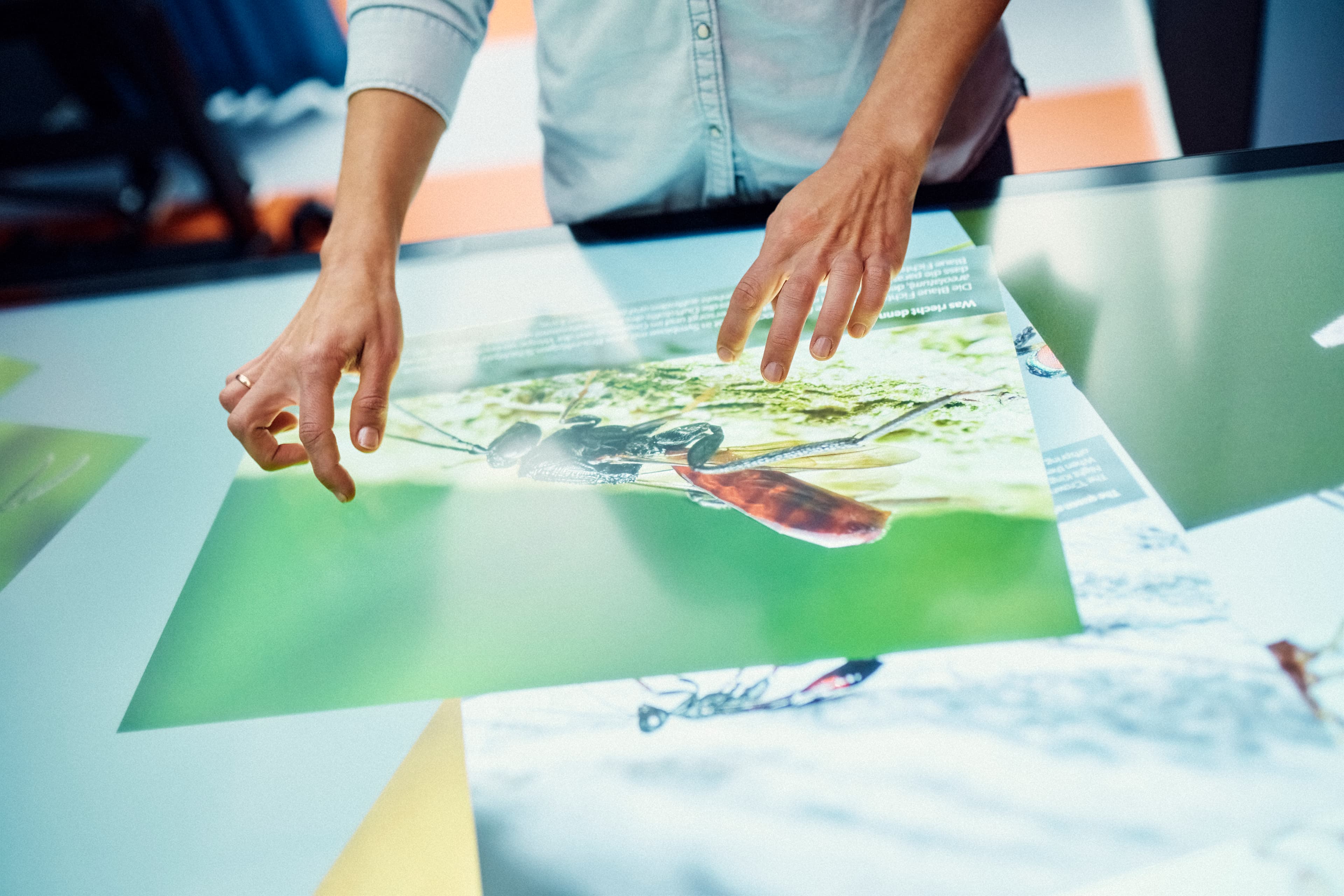 Eine Person bedient einen Multi-Touch-Tisch