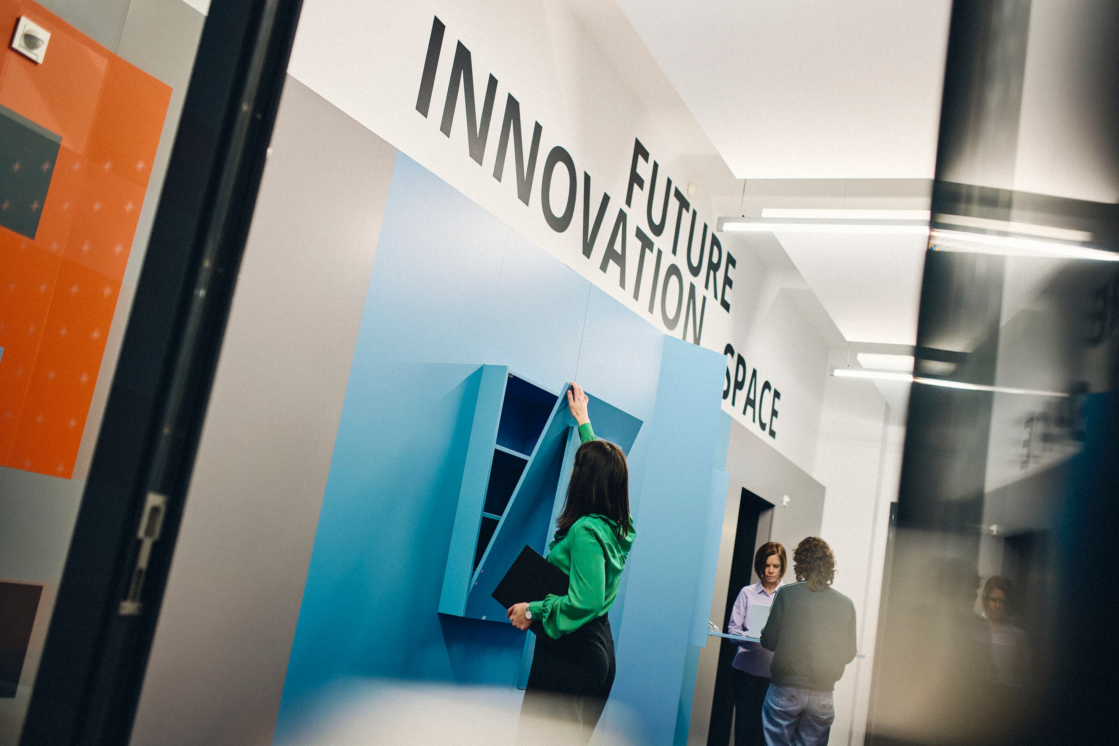 Drei Personen arbeiten vor dem Future Innovation Space