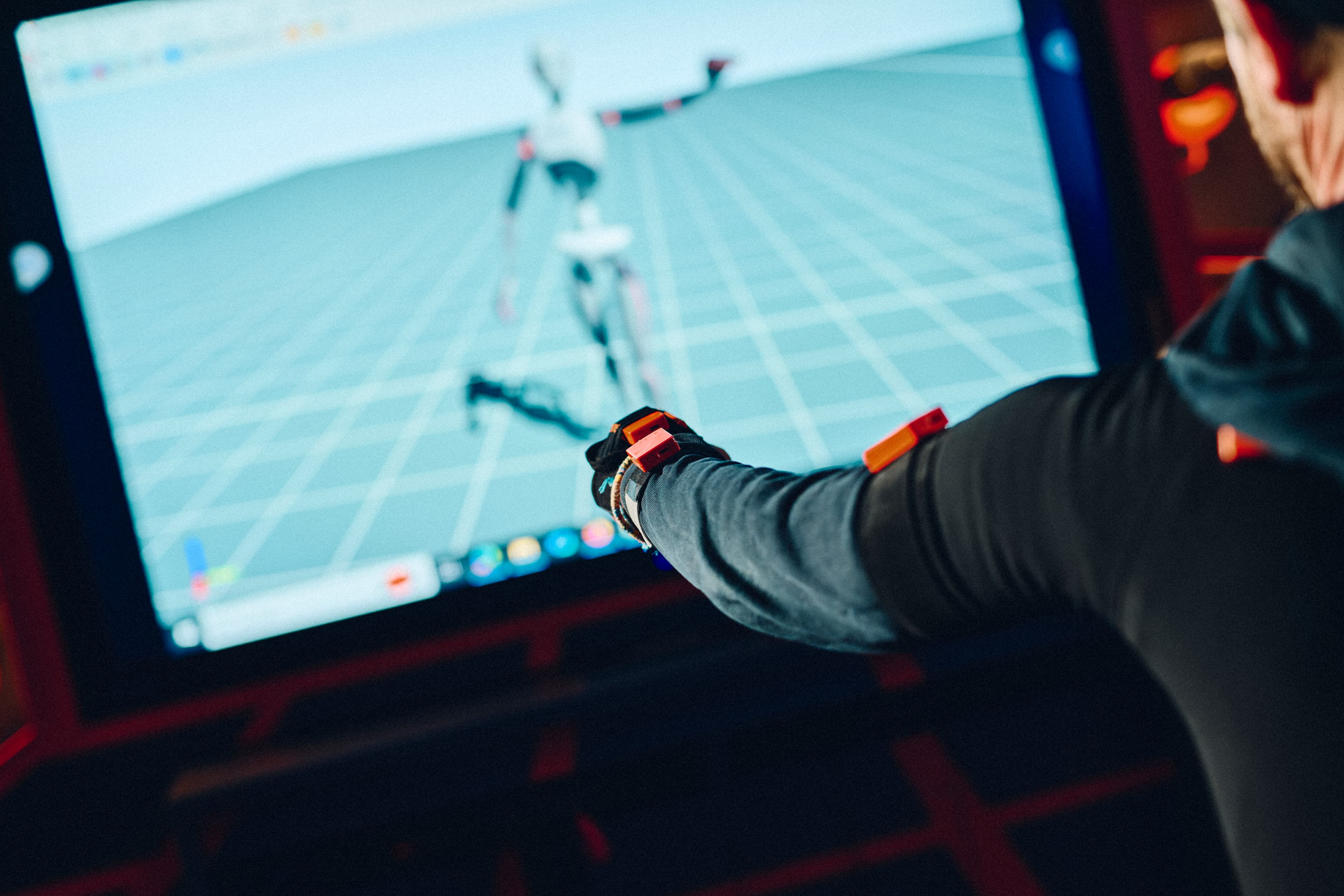 Eine Person im Mixed Reality Lab