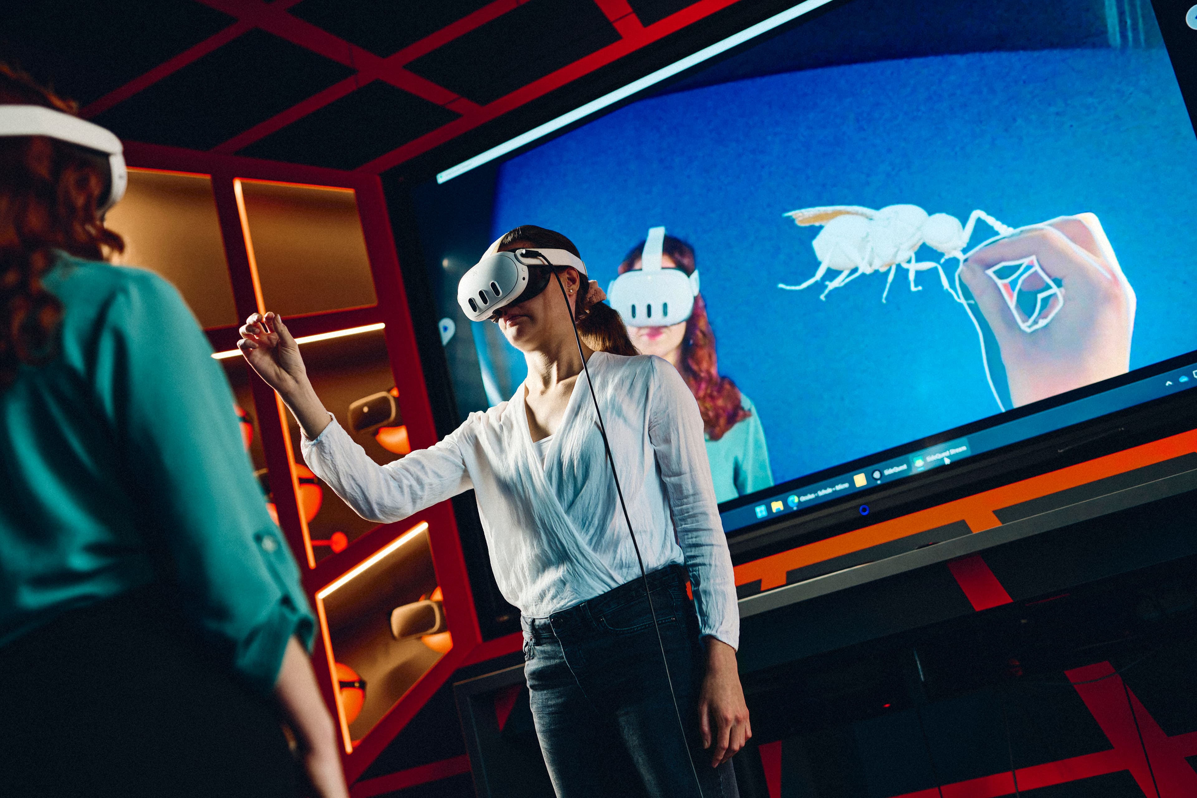 Zwei Personen mit VR-Brille im Mixed Reality Lab