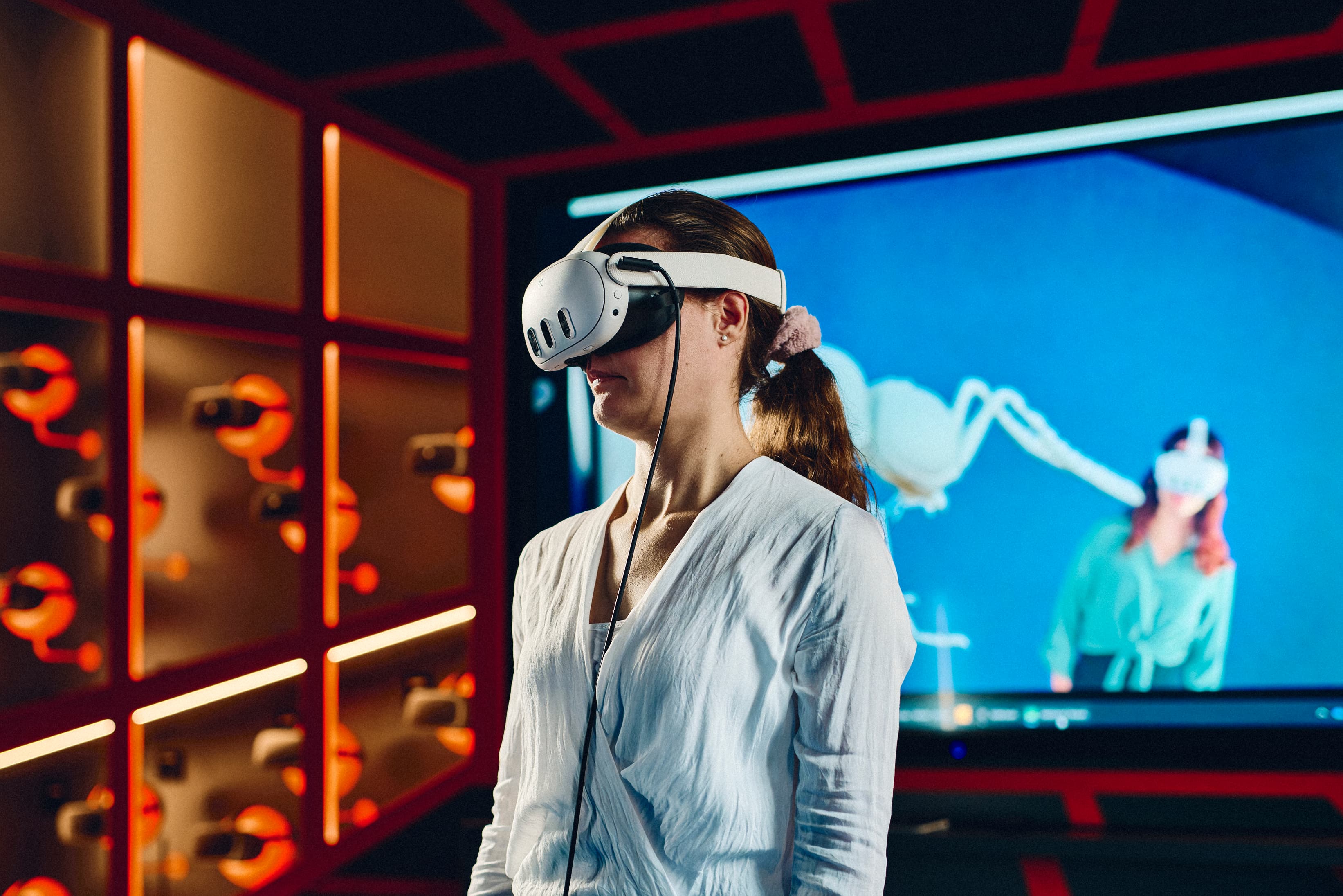 Eine Person mit VR-Brille im Mixed Reality Lab