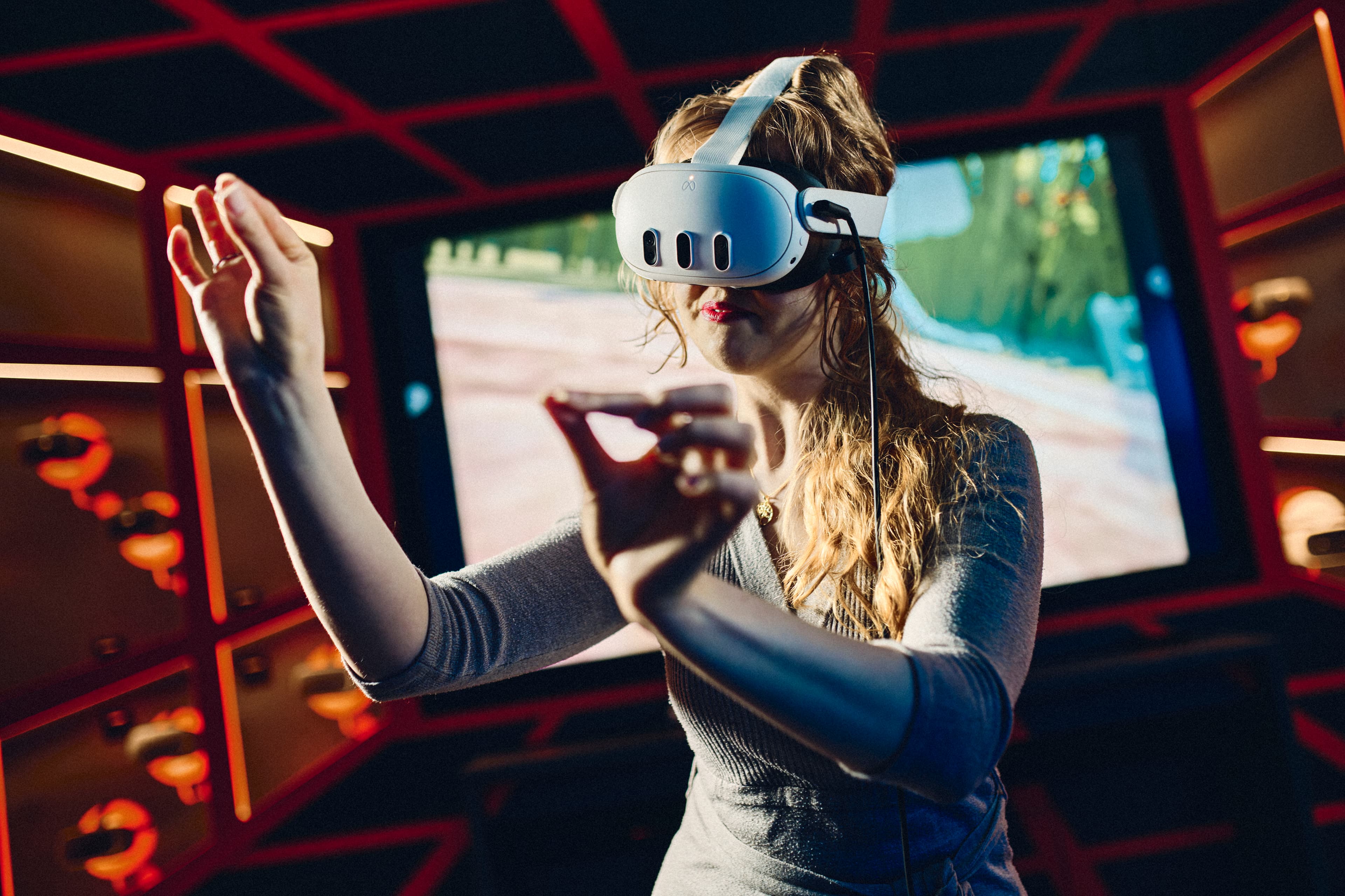 Eine Person nutzt eine VR-Brille im Mixed Reality Lab des IWMs