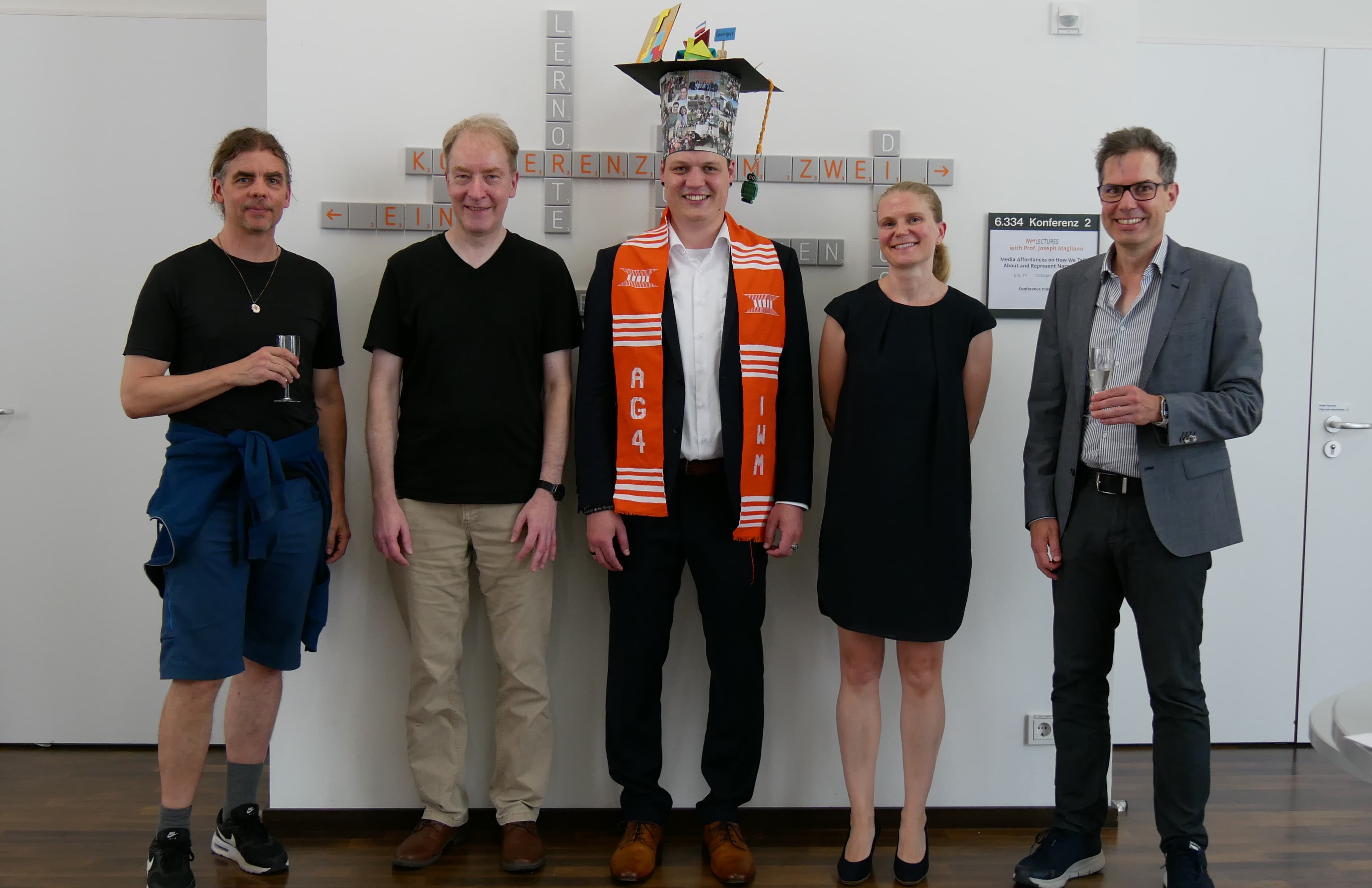 Dr Fritz Becker mit vier anderen Personen bei der Verteidigung seiner Dissertation