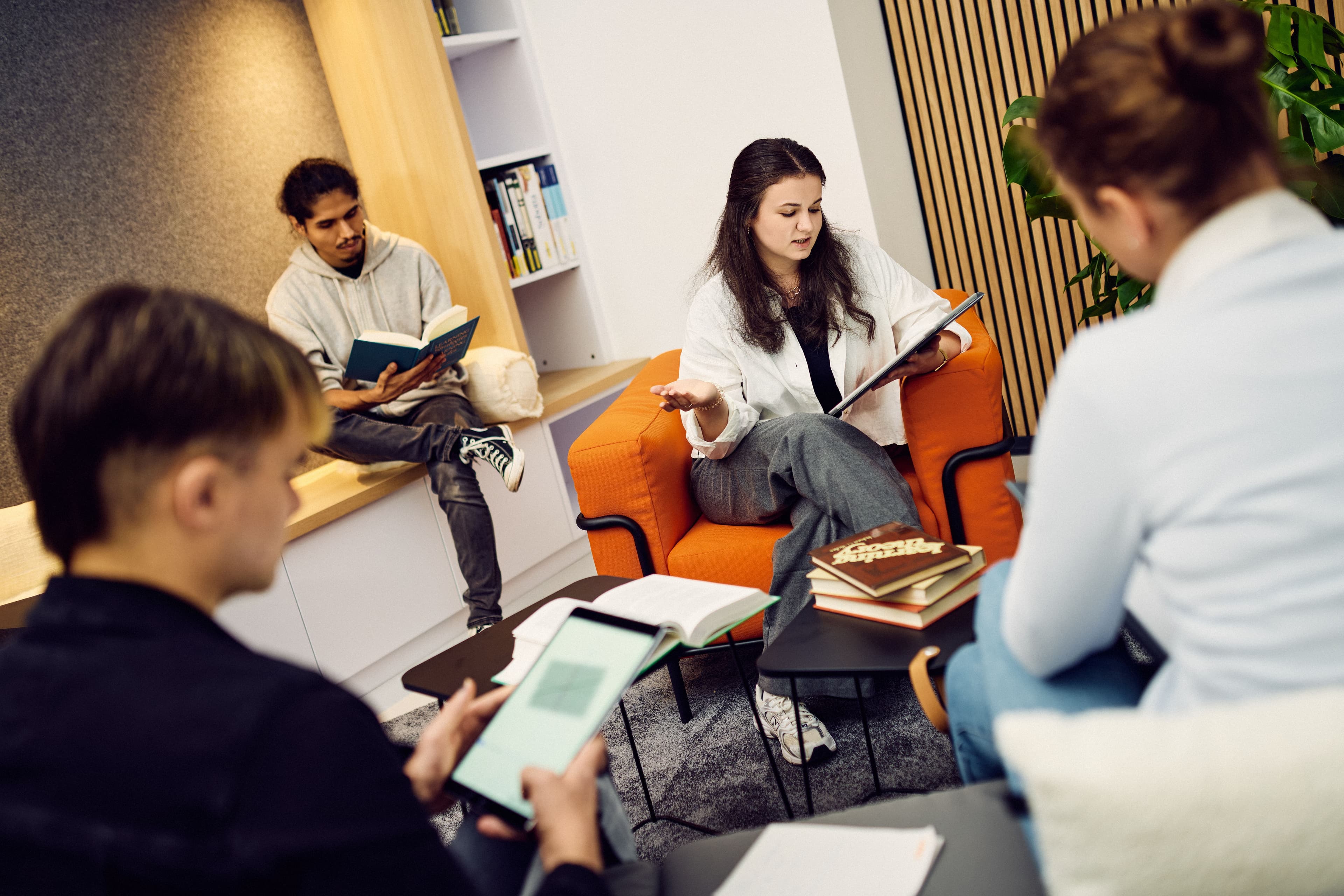 Vier IWM-Mitarbeitende arbeiten in der Bibliothek