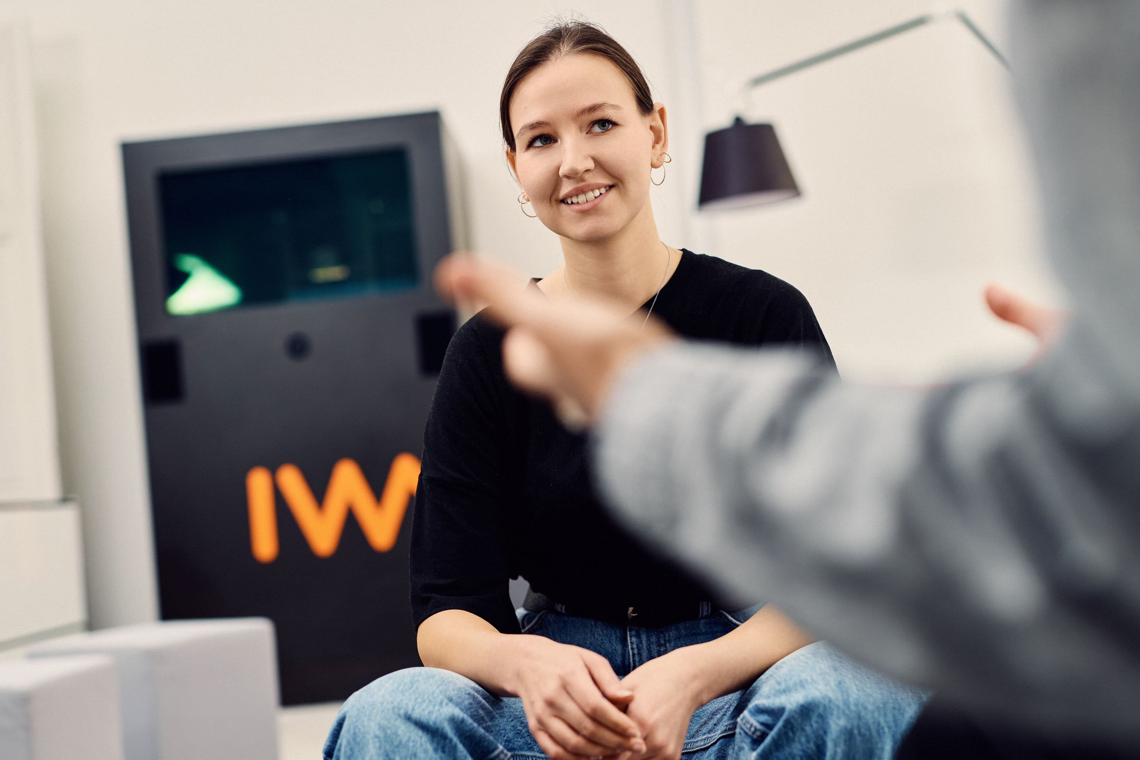 Eine IWM-Mitarbeiterin hört ihrer Kollegin zu