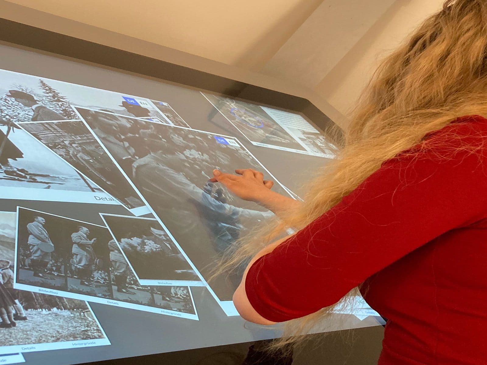 Eine Person bei der Bedienung des Multi-Touch-Tischs
