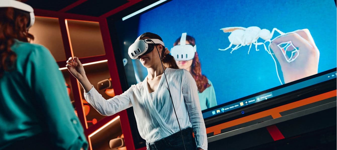 Zwei Personen mit VR-Brille im Mixed Reality Lab
